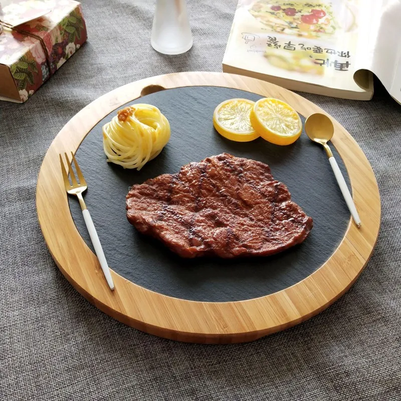 Set de cuchillos y tabla para quesos redonda de bamb&uacute; y pizarra 