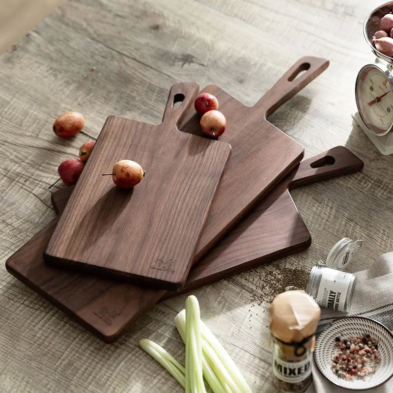 Plato duradero de madera de nogal desgastado para picnics y fiestas. 