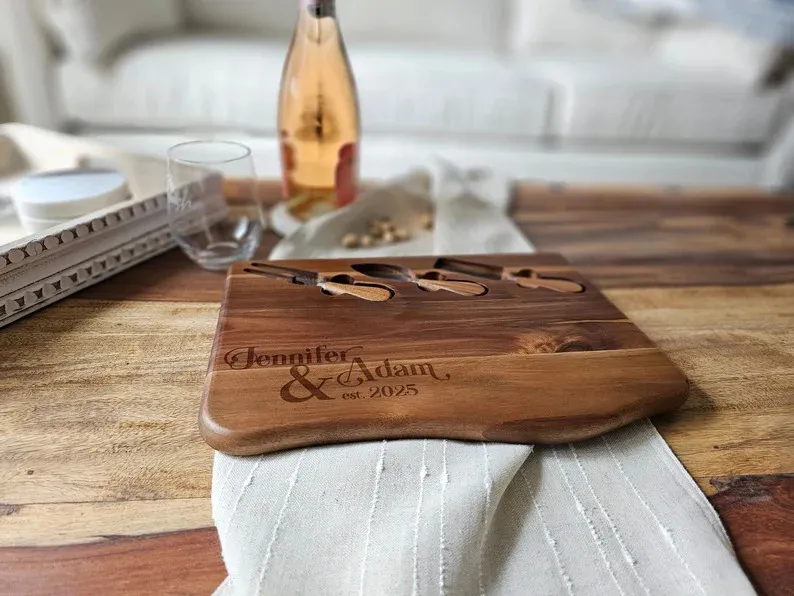 Tabla de cortar de madera grabada personalizada Live Edge, tabla de queso de acacia con juego de cuchillos 
