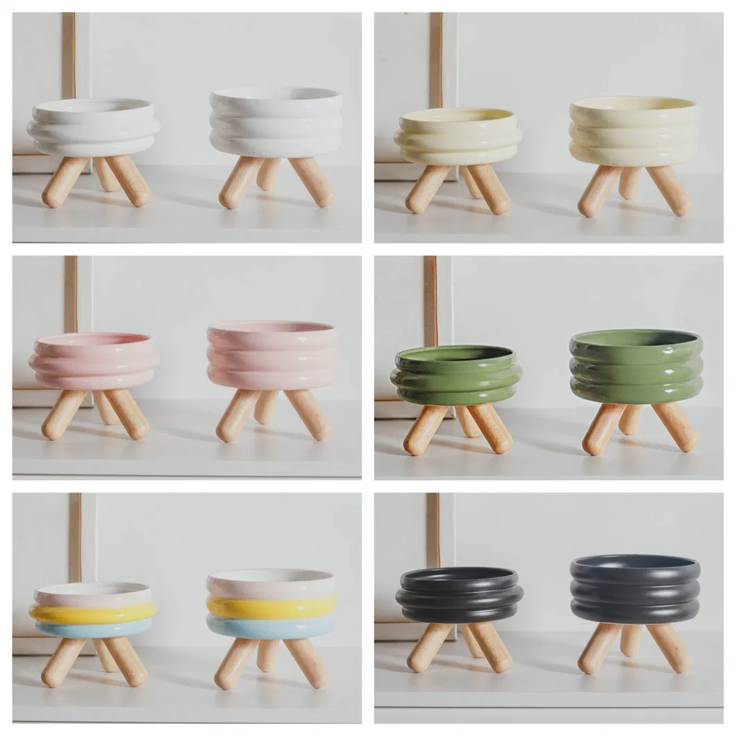 Cuenco de cer&aacute;mica para perros y gatos con protecci&oacute;n de red de colores con pie alto de madera 