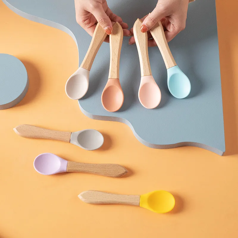 Suministros para mascotas Cuchara de alimentaci&oacute;n para perros y gatos de silicona con mango de madera de haya 