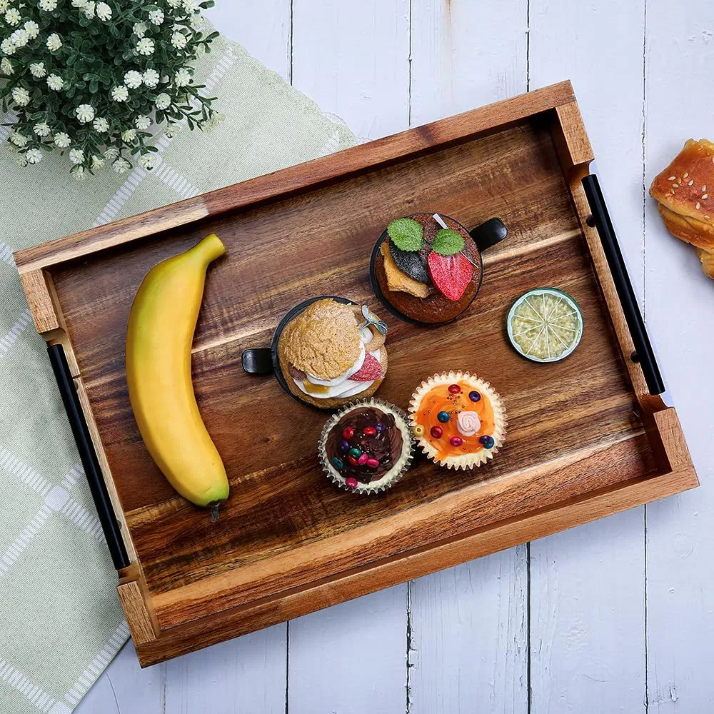 Bandeja de madera r&uacute;stica hecha a mano con asas para el desayuno en la cama y el comedor 