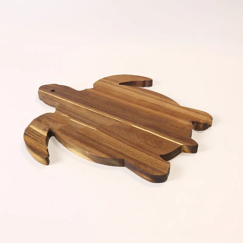 Fuente de charcuter&iacute;a de madera artesanal grabada con forma de tortuga