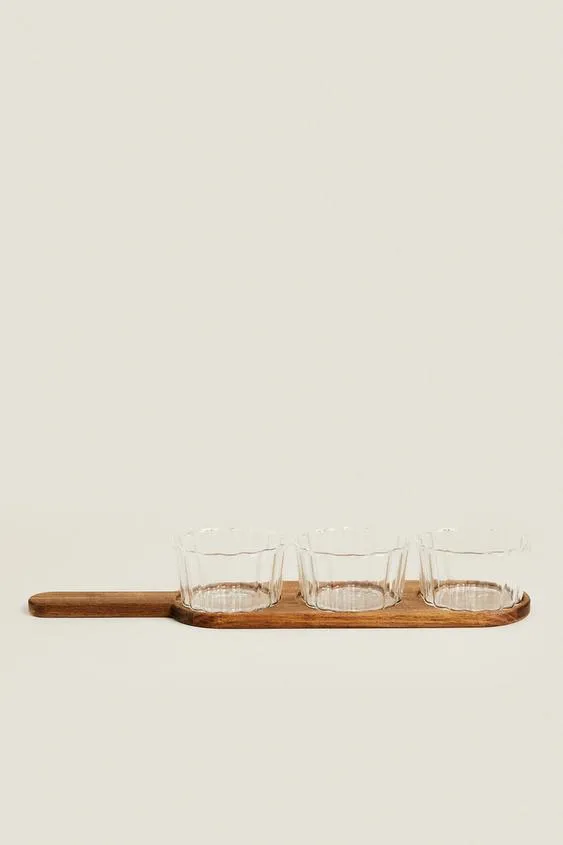 Bandeja DIP de madera de acacia con forma de paleta con juego de 3 tazones de vidrio para servir a la venta 