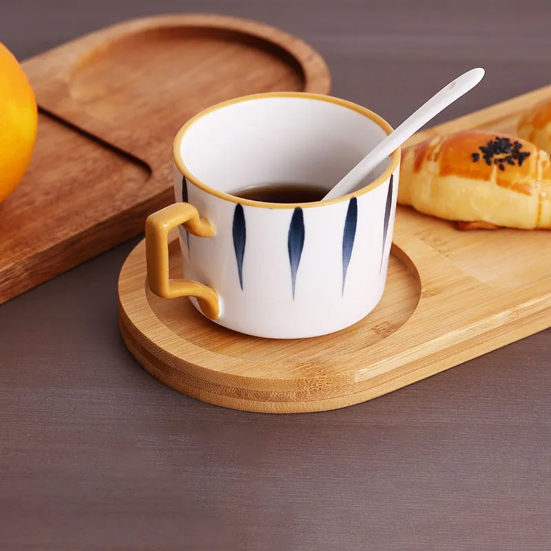 para servir desayuno de madera de bamb&uacute; con taza de caf&eacute; de cer&aacute;mica 