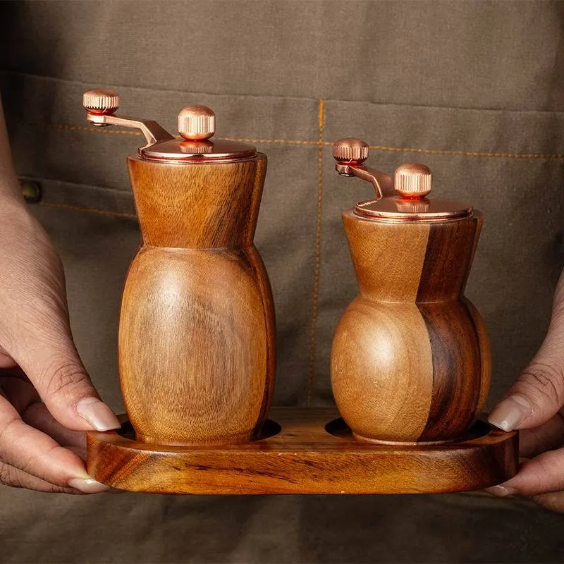 Jarr&oacute;n con molinillo de sal y pimienta de madera de acacia con bandeja 