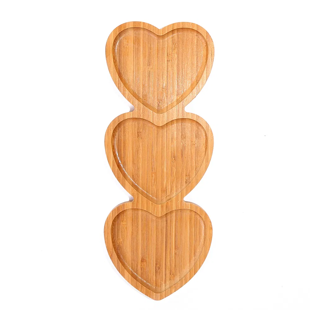 Atractivo plato de bambú con 3 bandejas de madera divididas en forma de corazón para servir comida