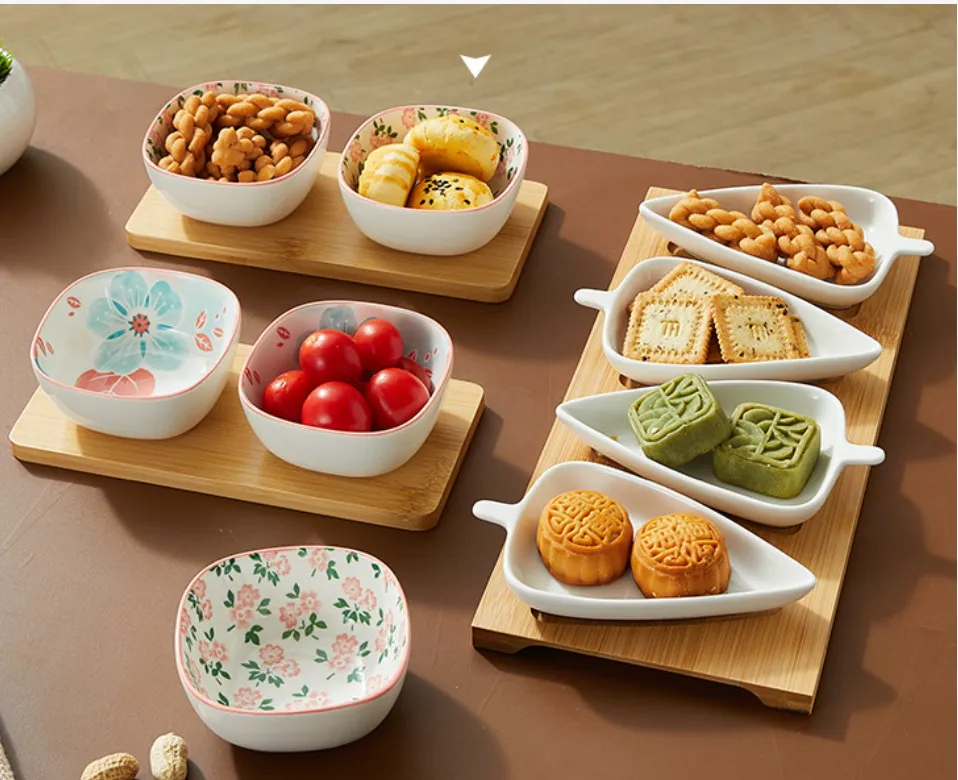 4 tazones de cer&aacute;mica para aperitivos con bandeja de bamb&uacute; 