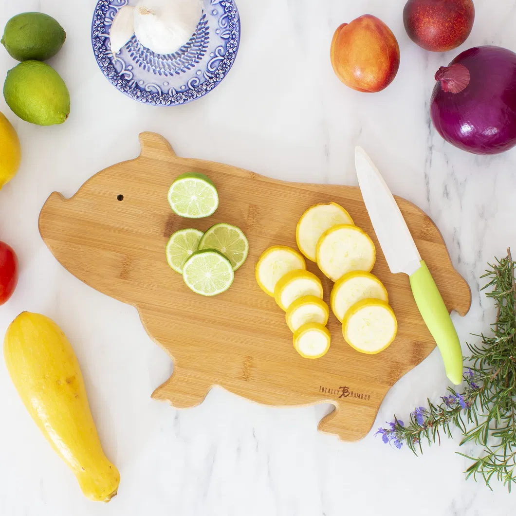 Adorable tabla para cortar frutas de bamb&uacute; con forma de cerdo para uso en la cocina 
