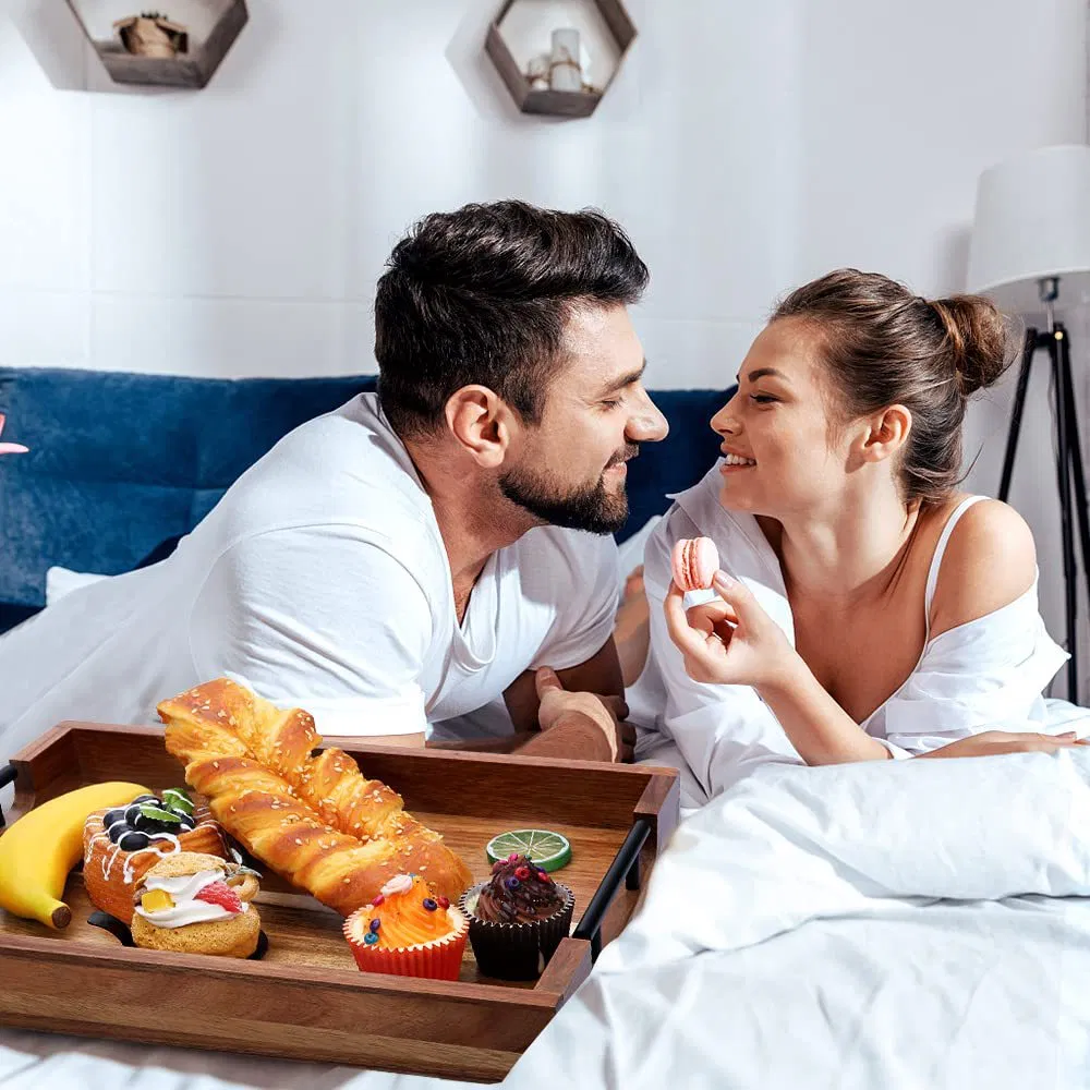 Bandeja de madera r&uacute;stica hecha a mano con asas para el desayuno en la cama y el comedor 