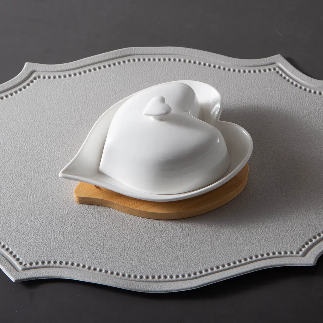 Mantequera en forma de coraz&oacute;n con cubierta de gres o porcelana Recipiente para mantequilla con bandeja de bamb&uacute; 